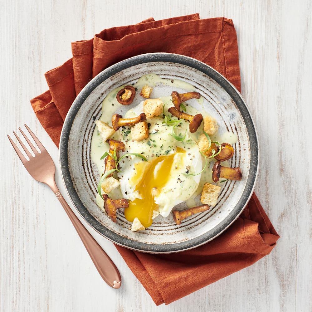 Pocherat ägg med dragongrädde och kantareller