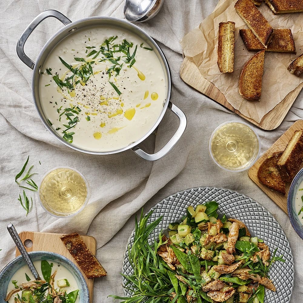 Potatis- och purjolökssoppa med kyckling och bröd