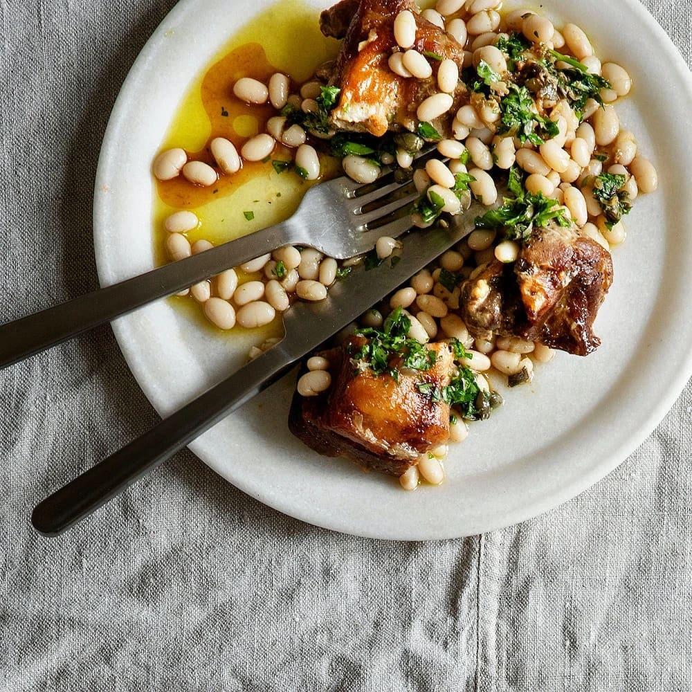 Långbakad fläsksida med bönor och salsa verde