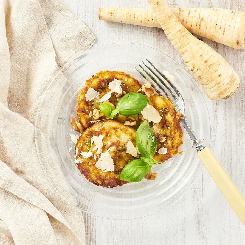 Persiljerotsplättar med basilika, parmesan och valnötter