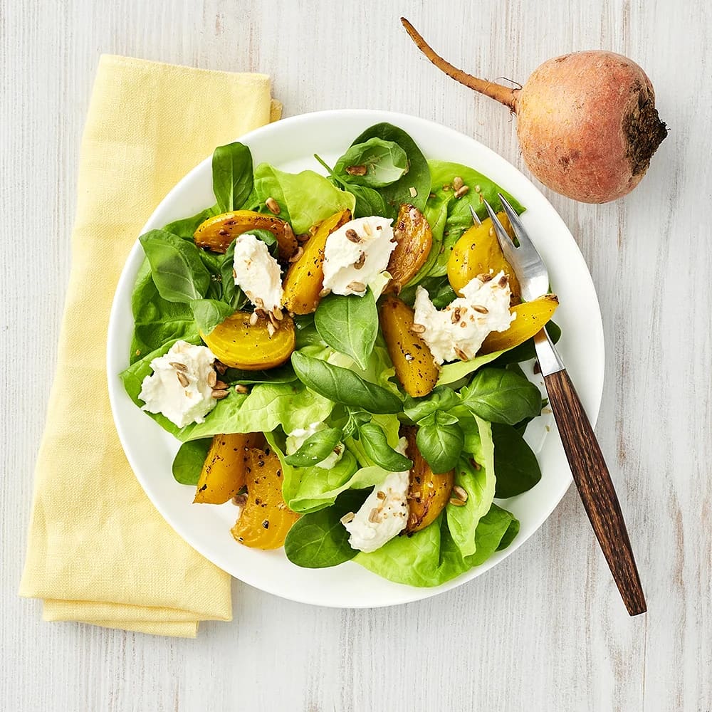 Sallad med rostade gulbetor och vispad burrata
