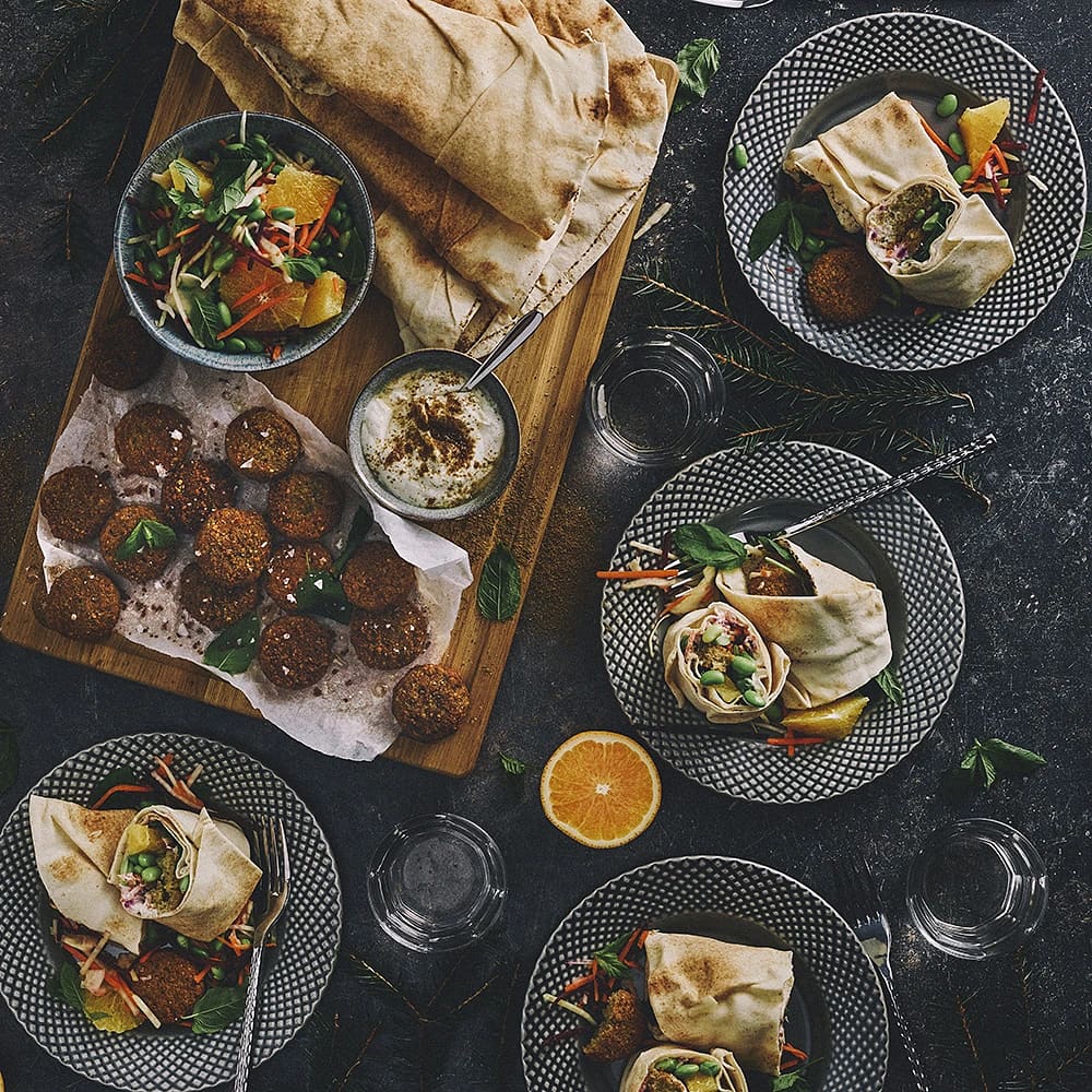 Falafel med apelsinsallad i libabröd
