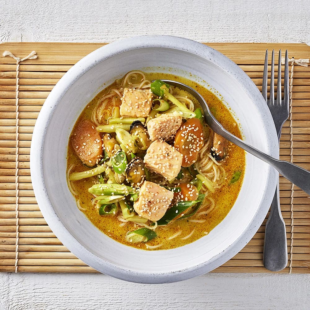 Kokosramen med lax och vaxbönor
