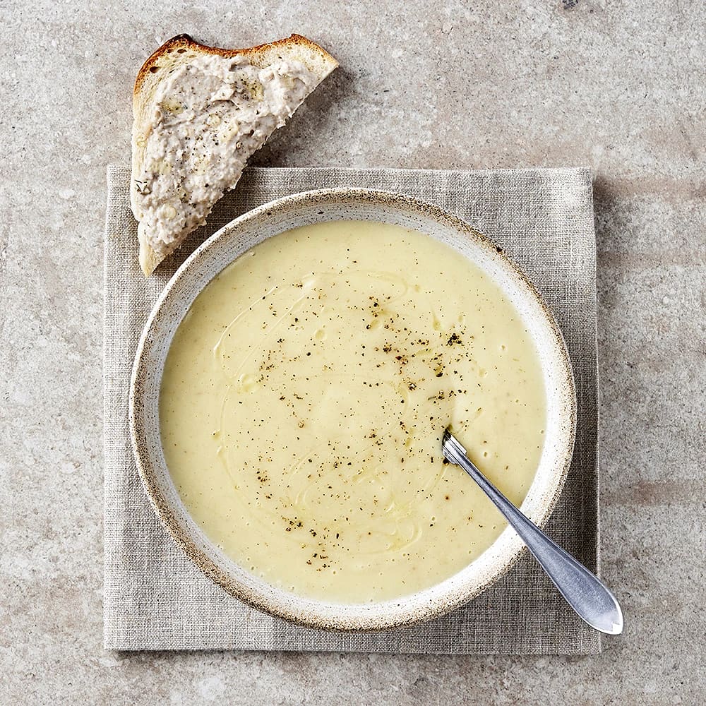 Palsternackssoppa med böncrème på bröd