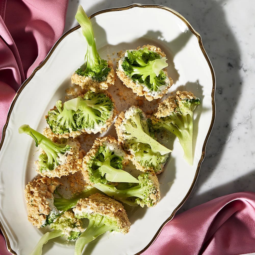 Broccoli doppad i jalapeñomajonnäs och jordnötter