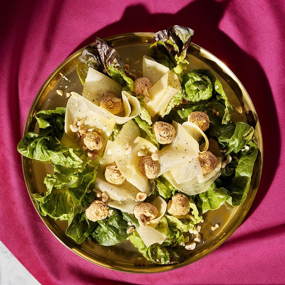 Picklad kålrot med tomatfärskost och hasselnötter