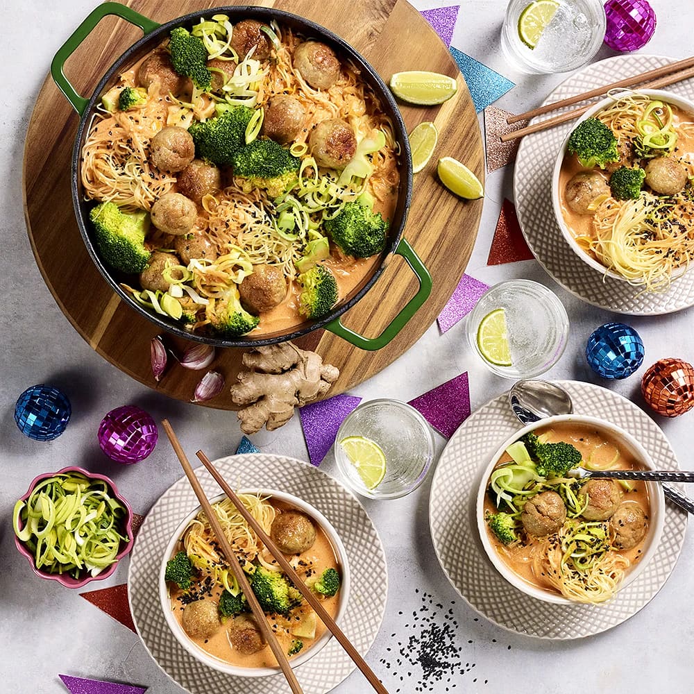 Ramen med röd curry och kycklingbullar