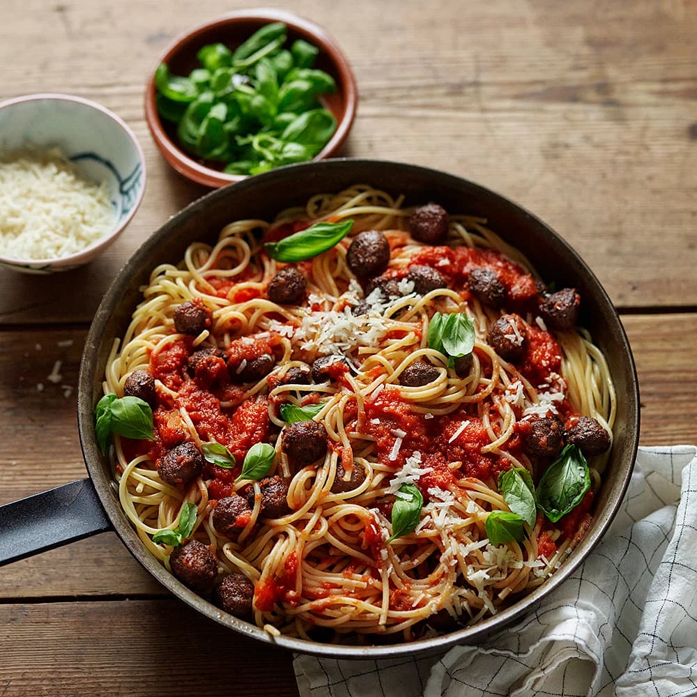 Pasta med små köttbullar i enkel tomatsås | Recept 