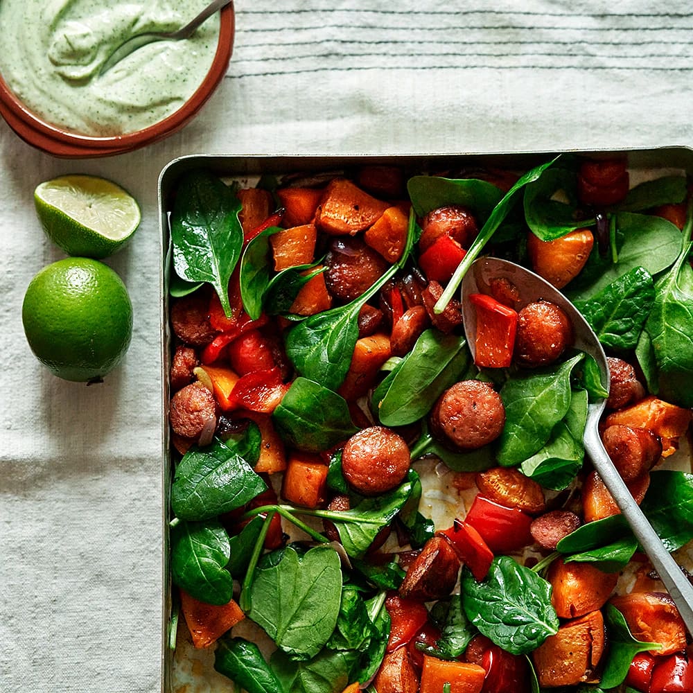 Sötpotatis och korv på plåt med koriandermajonnäs