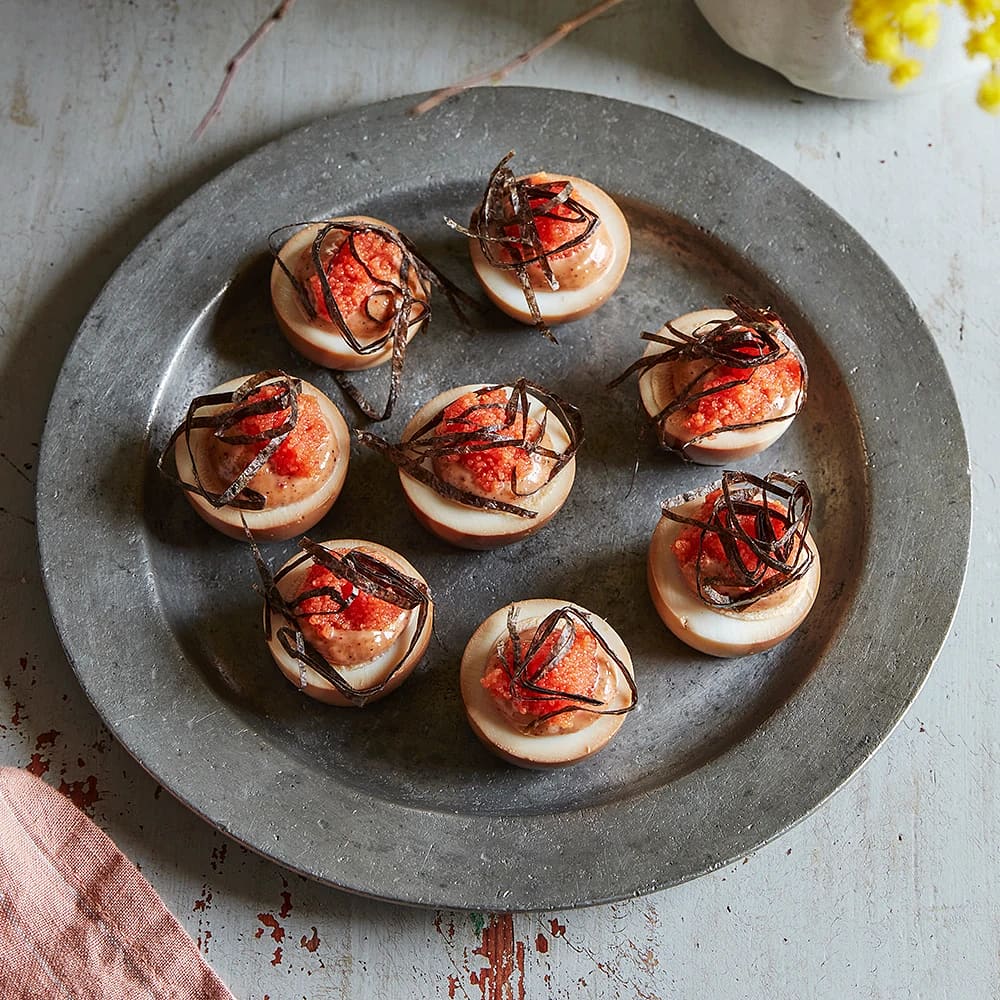 Sojapicklade ägg med kaviarmajonnäs