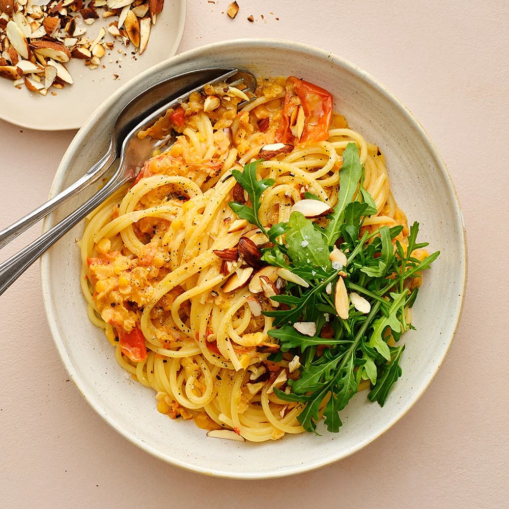 Krämig spaghetti med röda linser och rostad mandel | Recept 