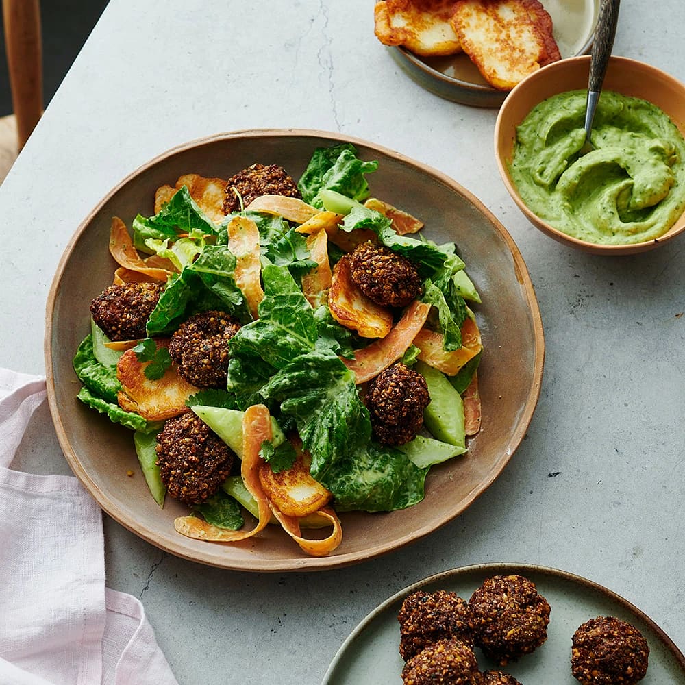 Morotsfalafel med sallad och avokadodressing