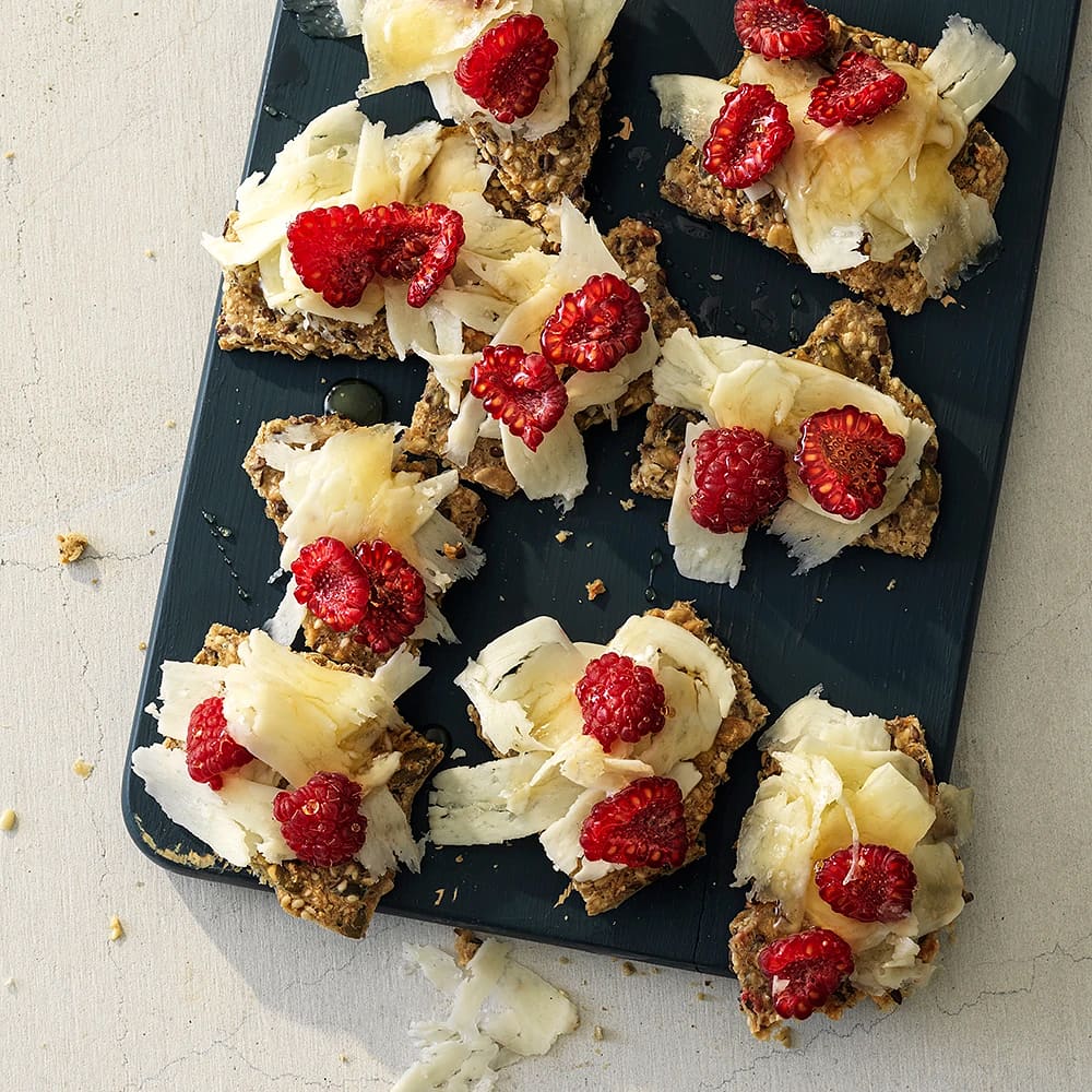 Fröknäcke med hyvlad halloumi och hallon