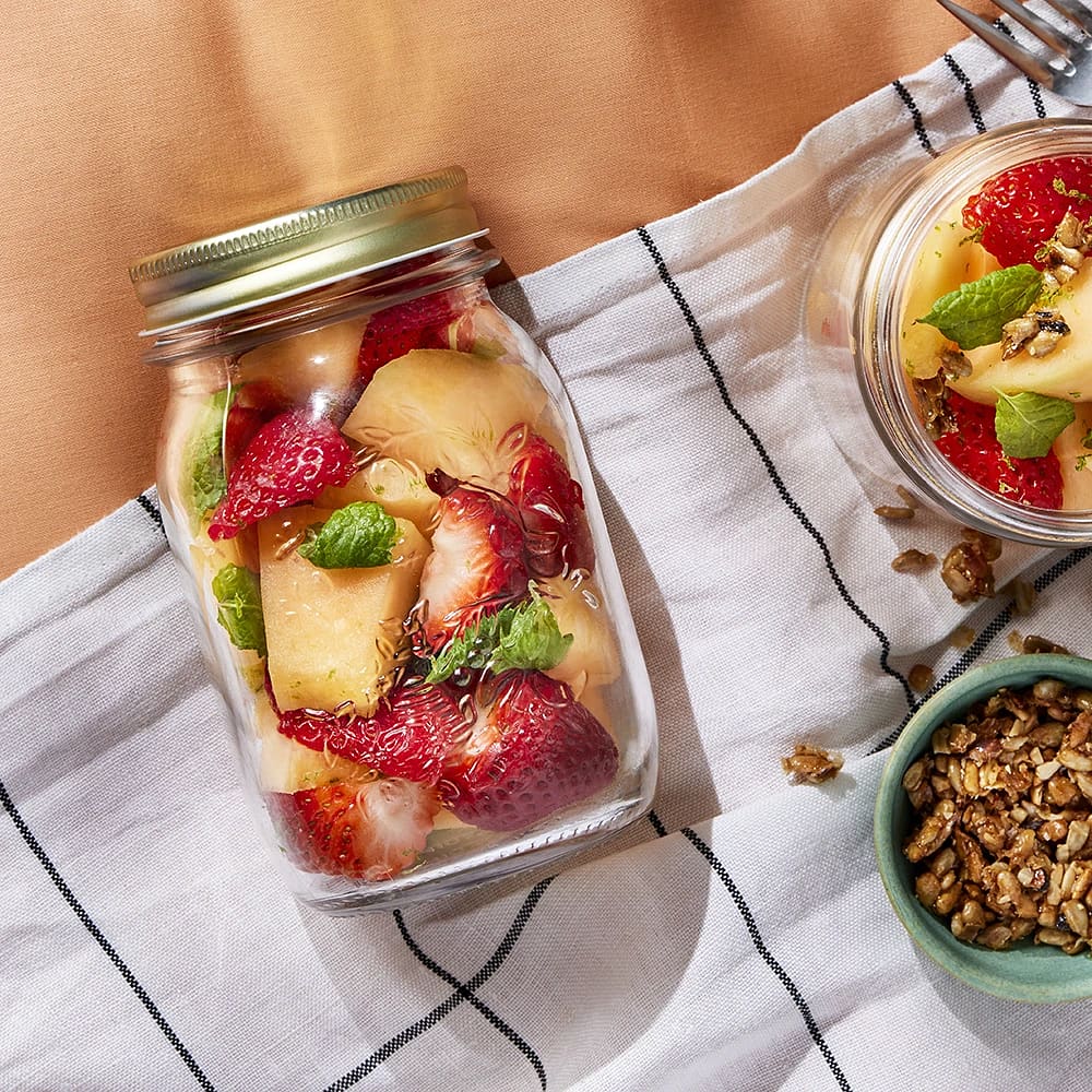 Melon- och jordgubbssallad med passionfruktkrisp