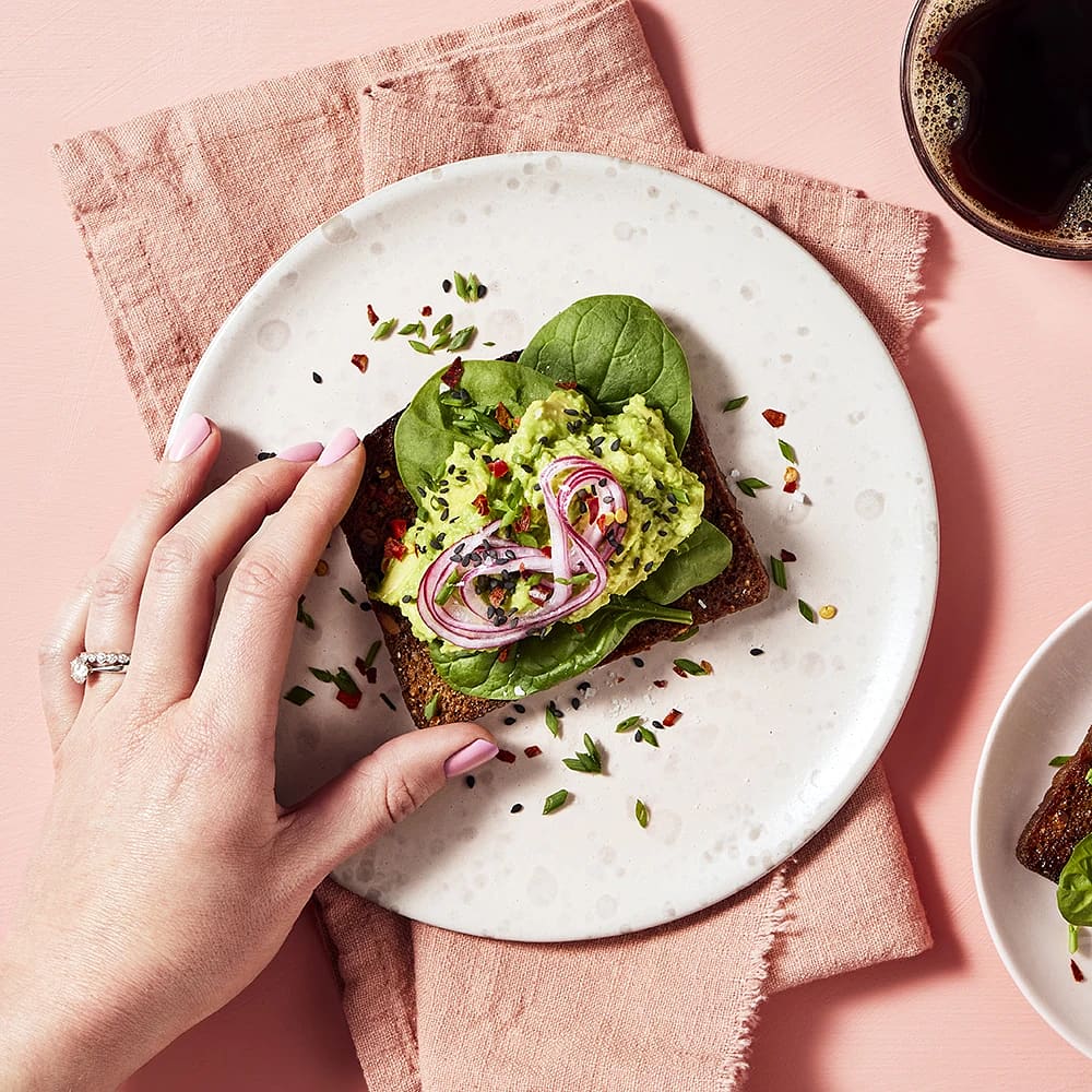 Rågbröd med avokado och picklad lök
