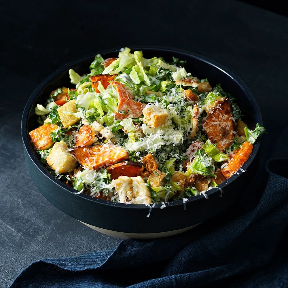Caesarsallad med sötpotatis och halloumi