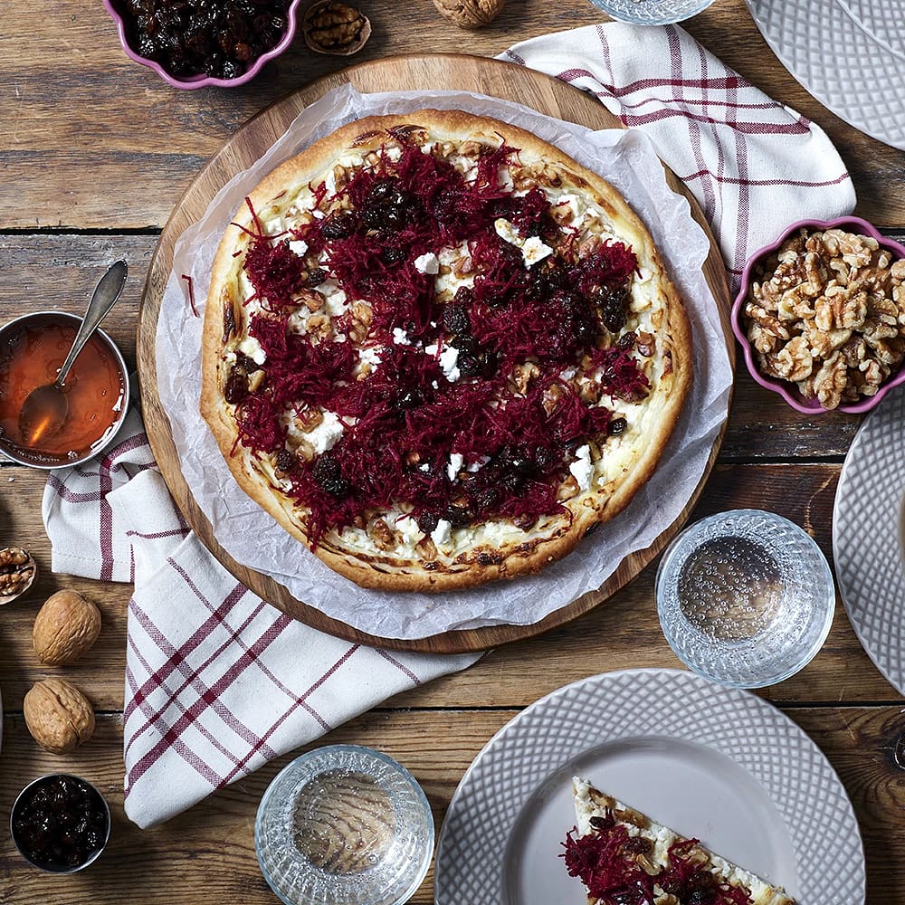 Smördegspizza med getost och rårivna betor