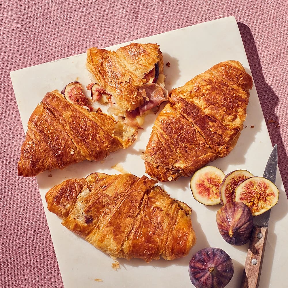 Grillad croissant med prosciutto, cheddar och fikon