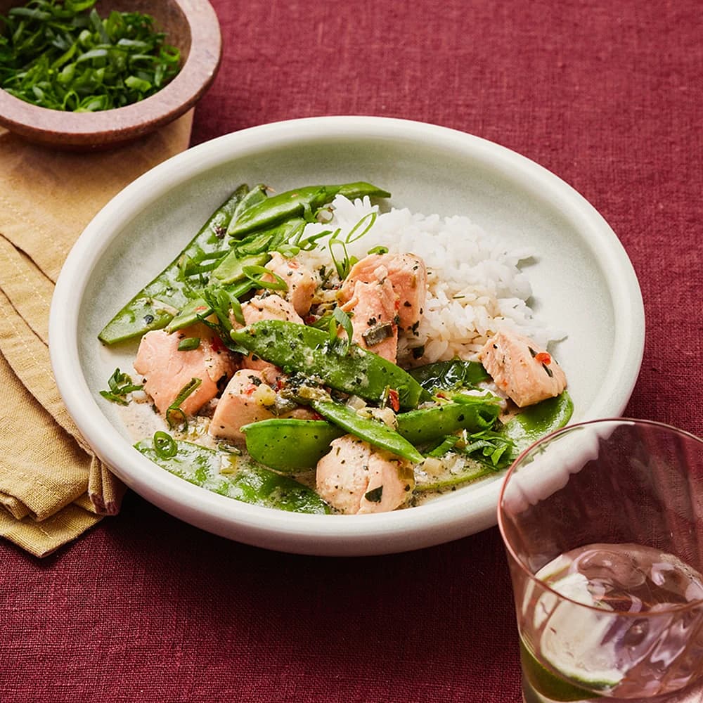 Lax i kokosmjölk med miso och sockerärtor