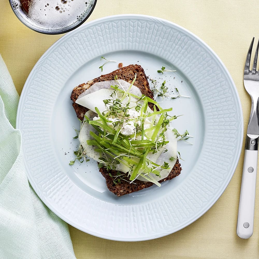 Smörrebröd med picklad kålrabbi och chèvrekräm
