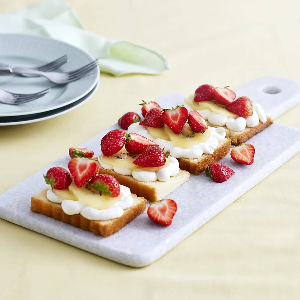 Påskbakelse med vaniljmascarpone, kiwi och jordgubbar