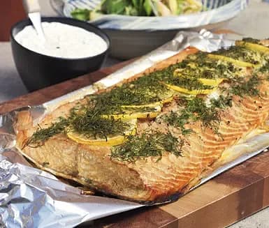 »Grillrökt« lax med kall gräslökssås