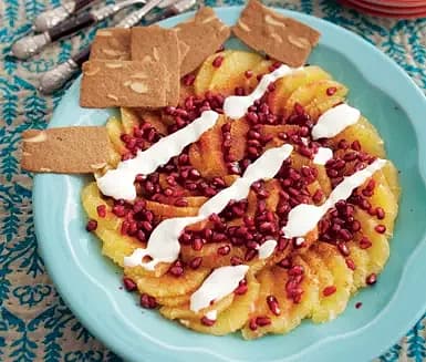 Apelsinsallad med granatäpple och honungsyoghurt