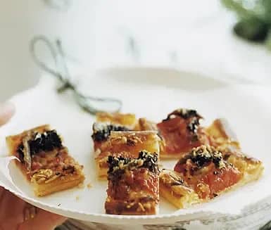 Minipizzor med tomatmarmelad & sardeller