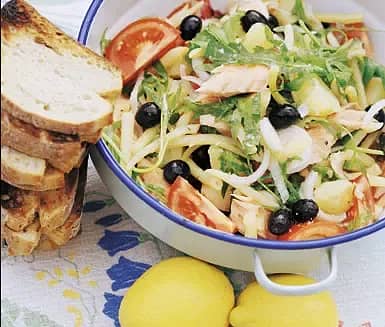 Varmrökt laxsallad med ägg och sparris