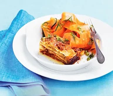Auberginegratäng med mozzarella och morotssallad