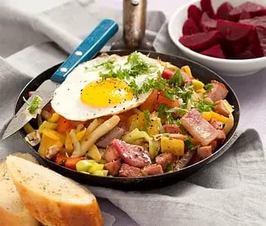 Rotfruktspytt med kassler, ägg och rödbetor