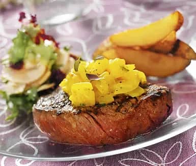 Grillad oxfilé med lök- och senapsmarmelad