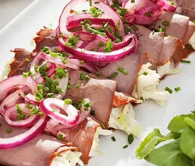 Rostbiffsrullar med krämig spetskål