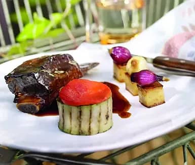 Grillad nötbringa med honungs- och sojaglaze, medelhavsbakelse och fondantpotatis