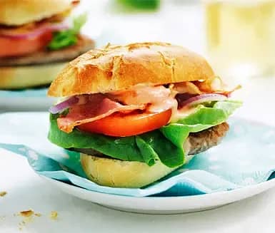 Baconlindade burgare med fylld paprika