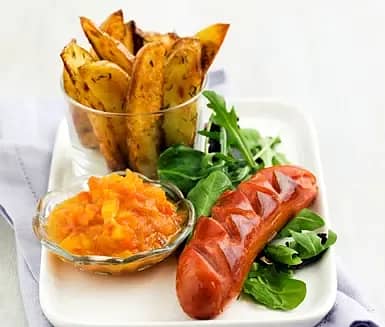 Ost- och baconfylld korv med rökig grillsalsa