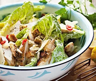 Caesarsallad med chilimarinerad kyckling