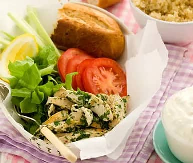 Örtkyckling med krispig sallad och prästostkräm
