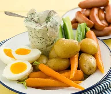 Basilikasill och prinskorv med ägg och färskpotatis