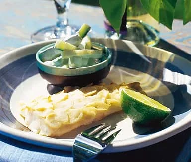 Gös med vitlöksfjäll och sötsur gurksallad