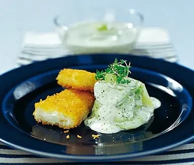 Fiskpinnar med krasse- och gurksallad