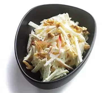 Selleri- och äppelsallad med valnötter