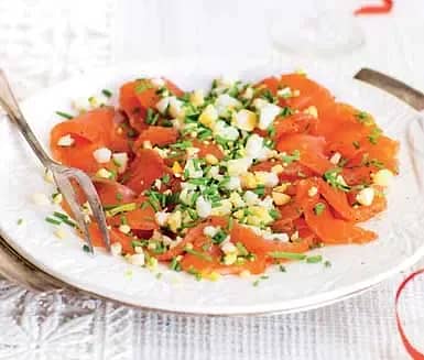 Peppargravad lax med ägg och gräslök