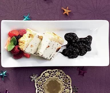 Punschparfait med mandeltäcke och rårörda blåbär