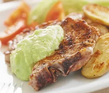 Grillad kotlett med ugnspotatisskivor och guacamole