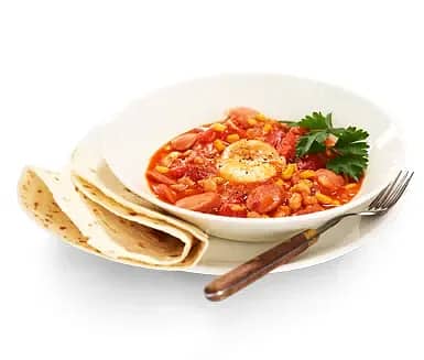 Korvgryta med tomat, majs, ägg och tortillabröd