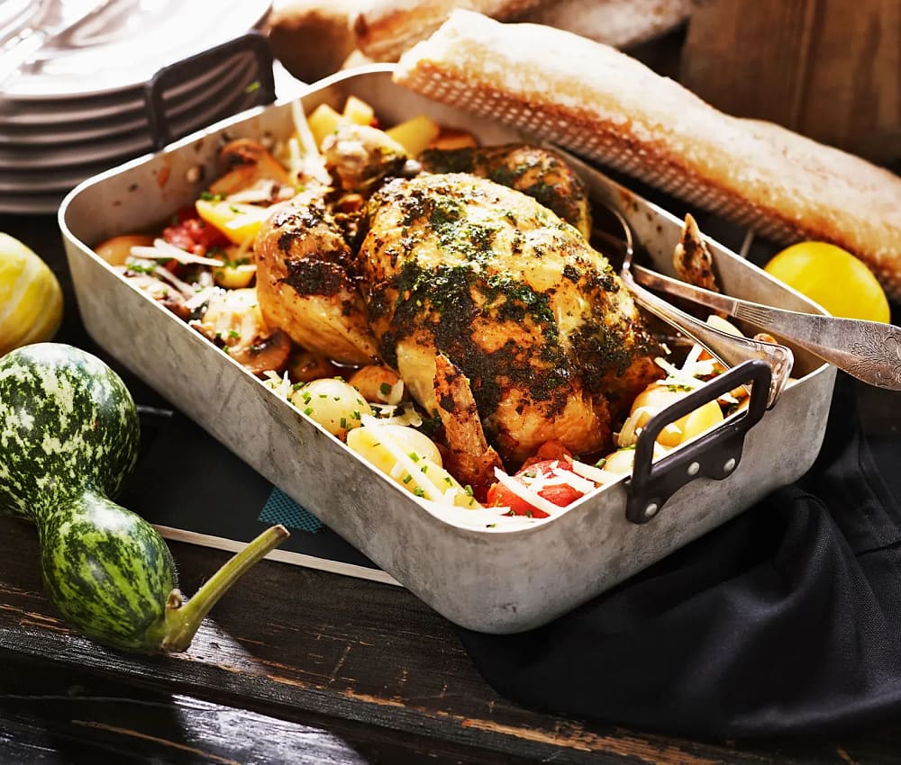 Persilje- och vitlöksstekt gårdskyckling med tomat, champinjoner och sparrispotatis