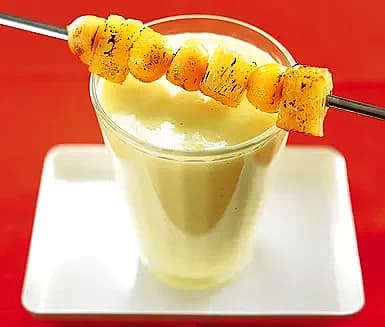 Mangosmoothie med fruktspett