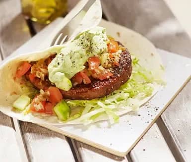 Het tacoburgare med avokadodressing och pico de gallosalsa