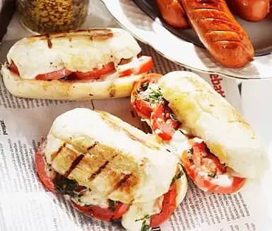 Grillad tomat- och mozzarellabaguette